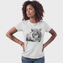 Load and play video in Gallery viewer, Women&#39;s Tiger Head Portrait Solar Tee
